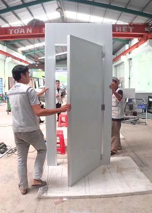 Thợ lắp cửa Panel