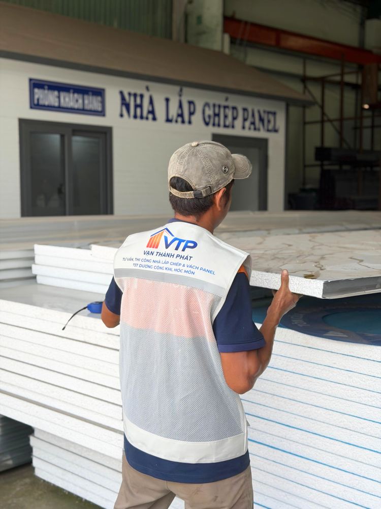 Thợ Vạn Thành Phát vận chuyển tấm Panel